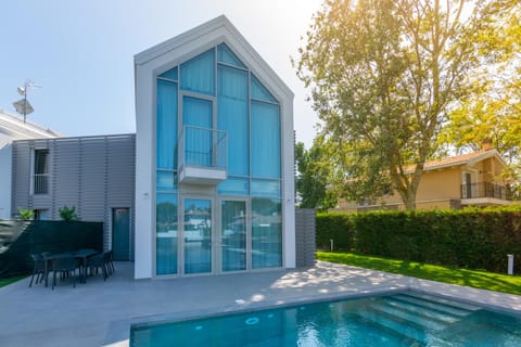 Property building, Garden view, Pool view, Swimming pool