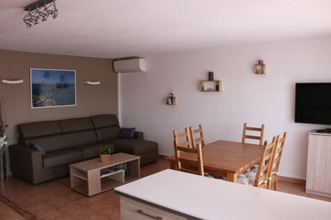 TV and multimedia, Living room, Decorative detail, Seating area, Dining area