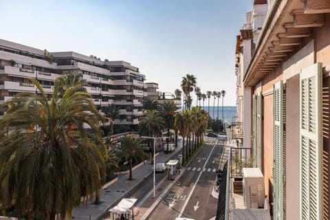 Modern Waikiki Hotel Hotel in Cannes