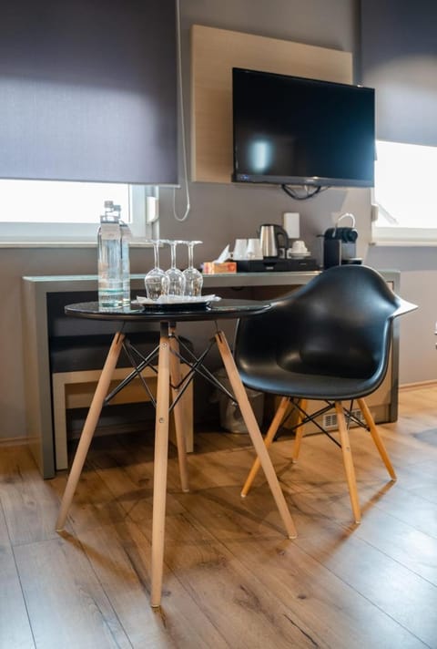 TV and multimedia, Coffee/tea facilities, Dining area, hair dresser