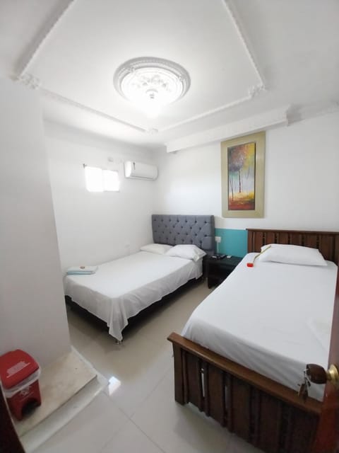 Bed, TV and multimedia, Photo of the whole room, Bedroom, locker, towels, air conditioner