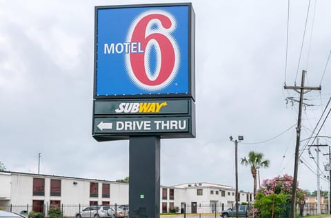 Motel 6-New Orleans, LA - Near Downtown Hotel in Ninth Ward
