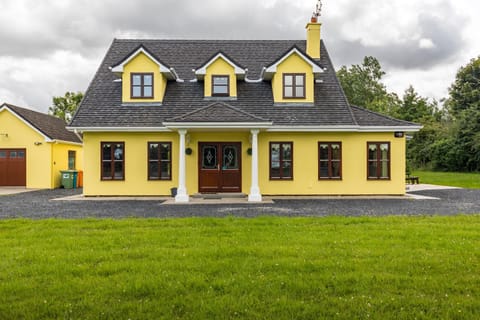 Property building, Garden, Bedroom, Garden view