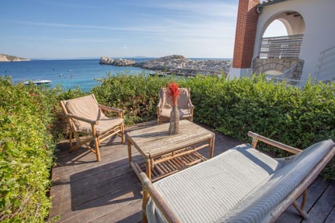 View (from property/room), Balcony/Terrace, Decorative detail, Seating area, Sea view