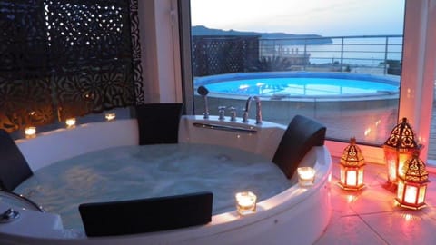 Night, Hot Tub, Spa and wellness centre/facilities, Pool view, Swimming pool