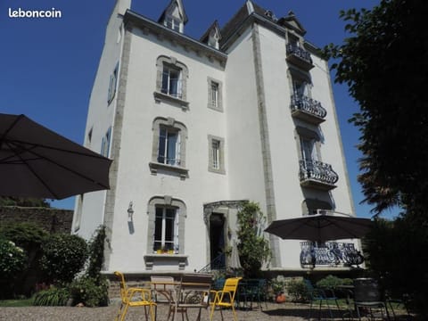 Property building, Patio, Day, Garden, Balcony/Terrace