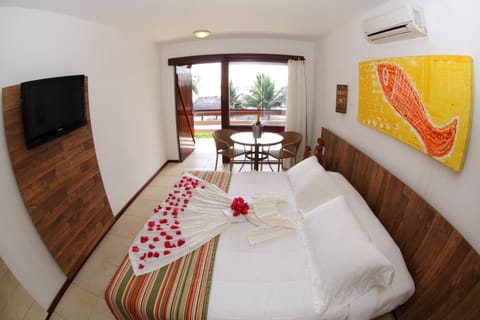 Bed, TV and multimedia, Photo of the whole room, Decorative detail, air conditioner