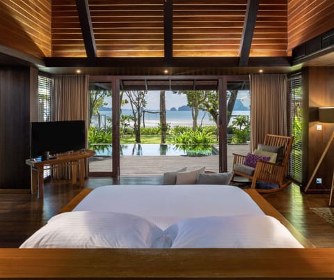 Photo of the whole room, Pool view
