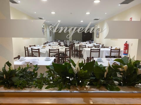 Restaurant/places to eat, Food and drinks, Banquet/Function facilities