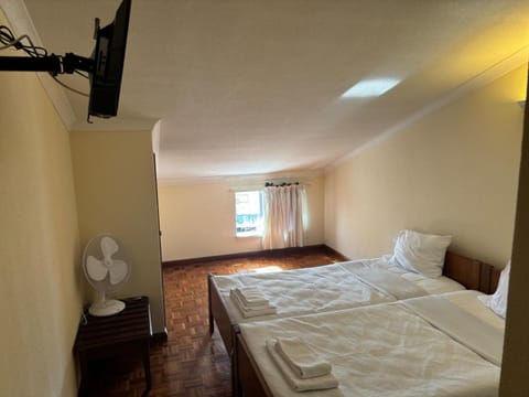 Bed, TV and multimedia, Photo of the whole room, Bedroom, towels