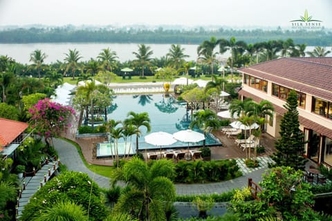 Property building, Day, Natural landscape, Garden, View (from property/room), Garden view, Pool view, River view, Swimming pool, sunbed