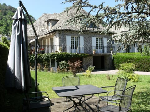 Property building, Patio, Garden