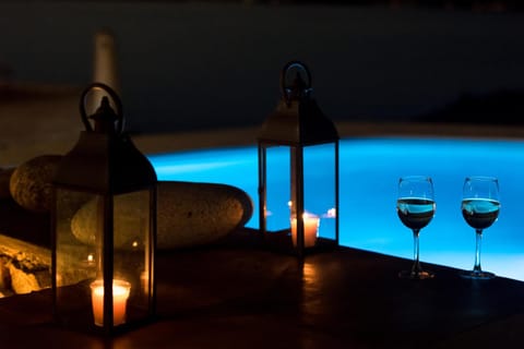 Decorative detail, Pool view, Swimming pool, Drinks