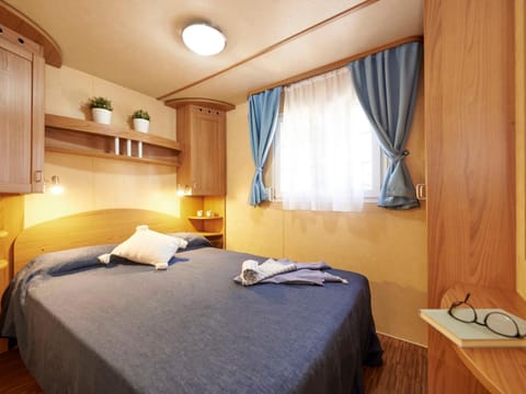 Holiday Home Maxi Caravan Comfort by Interhome Casa in Baia Domizia