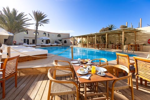 Restaurant/places to eat, Swimming pool, Breakfast