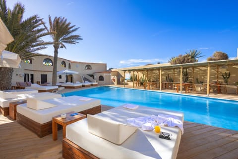 Property building, Day, Natural landscape, View (from property/room), Balcony/Terrace, Food and drinks, Pool view, Swimming pool, Swimming pool, Drinks, sunbed, towels