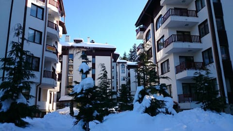 Facade/entrance, View (from property/room)