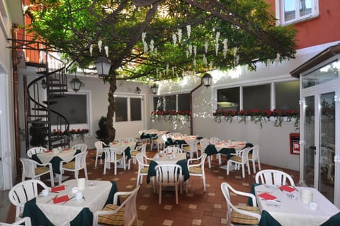 Patio, Restaurant/places to eat