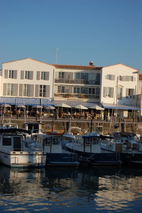 Restaurant/places to eat, Facade/entrance, Sea view