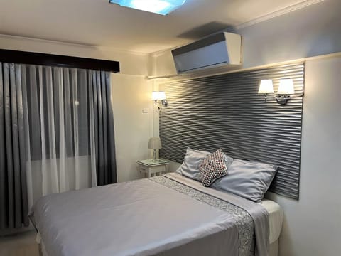 Stunning 2BR apt, 65 sq m Netflix at Rosewood Pointe Residences near BGC Condo in Taguig