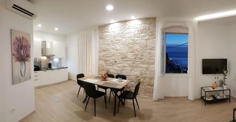 Kitchen or kitchenette, Dining area, Sea view