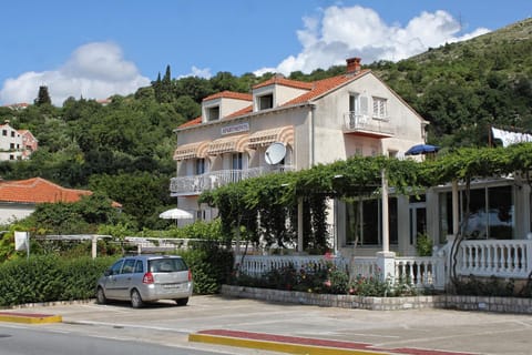 Apartments and rooms with parking space Mlini, Dubrovnik - 8835 Bed and Breakfast in Mlini