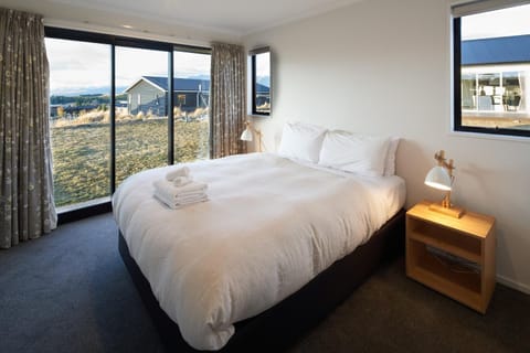 Bedroom, Mountain view