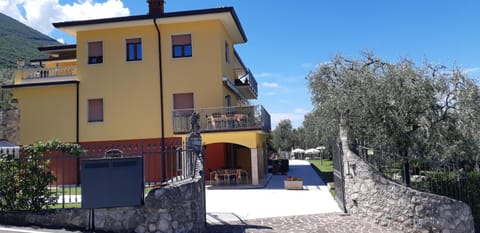 Villa Due Leoni - Residence Apartment hotel in Brenzone sul Garda
