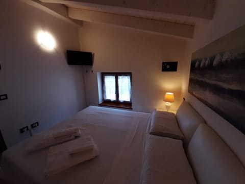Appartamento DELUXE 1 con vasca idromassaggio vista Lago di Garda, riscaldata, privata e utilizzabile tutto l'anno Condo in Brenzone sul Garda