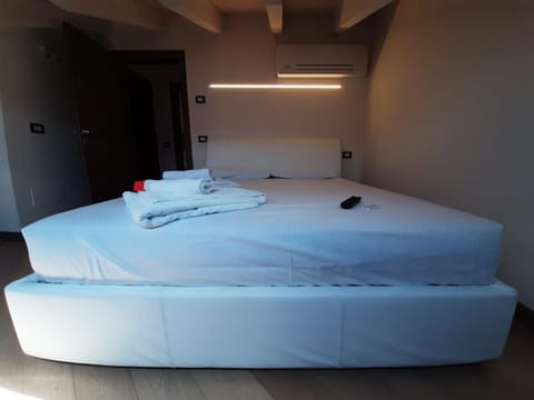 Appartamento DELUXE 1 con vasca idromassaggio vista Lago di Garda, riscaldata, privata e utilizzabile tutto l'anno Condominio in Brenzone sul Garda