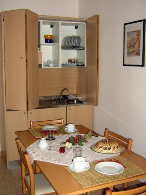 Kitchen or kitchenette, Dining area