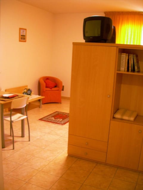 Living room, Decorative detail, Dining area