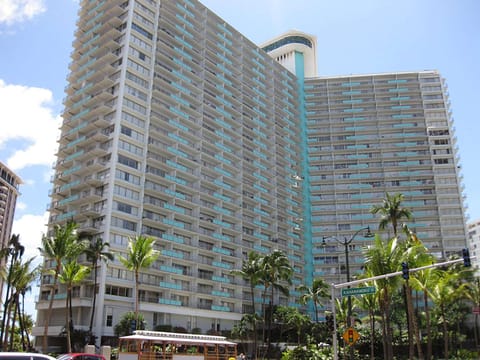 Ilikai Hotel & Luxury Suites Aparthotel in Honolulu