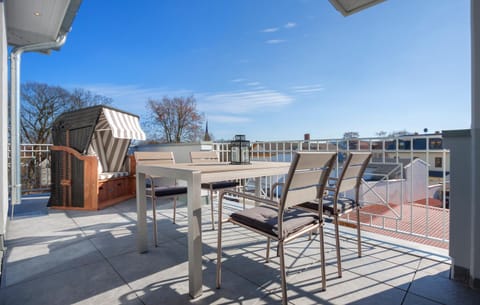 View (from property/room), Balcony/Terrace, Decorative detail, Seating area