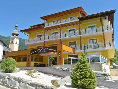 Property building, Facade/entrance, Day, Balcony/Terrace