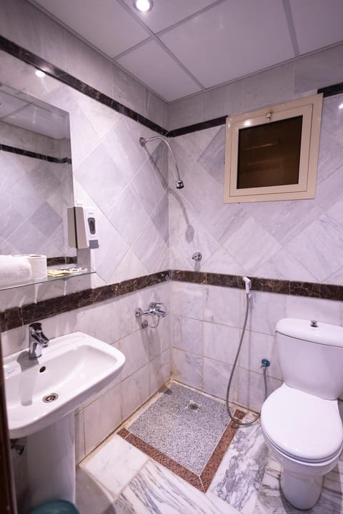 Shower, Toilet, Property building, Bathroom, Bath, bidet, towels