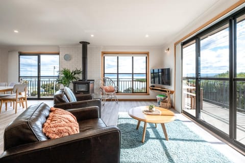 Day, TV and multimedia, View (from property/room), View (from property/room), Balcony/Terrace, Balcony/Terrace, Living room, Decorative detail, Decorative detail, Seating area, Beach, Sea view, Sea view, fireplace, fireplace