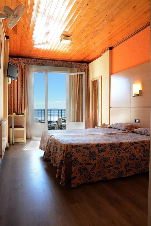 Bed, Photo of the whole room, Bedroom, Sea view