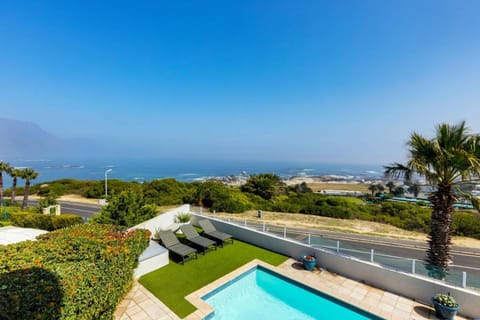 Mountain view, Pool view, Sea view