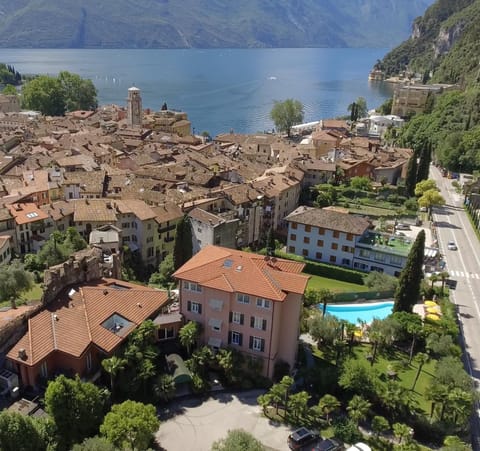 Property building, Day, Neighbourhood, Natural landscape, Bird's eye view, City view, Lake view, Mountain view, Pool view, Swimming pool, Location
