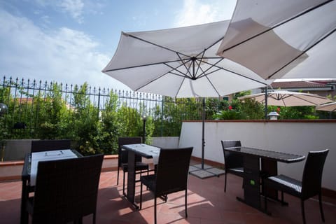 Patio, Restaurant/places to eat, Balcony/Terrace, Lounge or bar