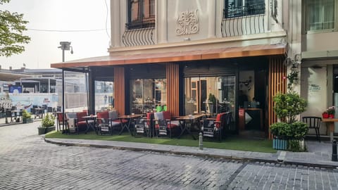 Patio, Day, Seating area, Breakfast