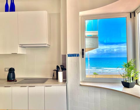 Kitchen or kitchenette, Sea view