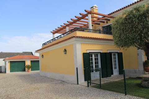 Spacious Villa in Azeitão (with private pool) Chalet in Setubal District