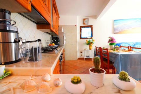 Kitchen or kitchenette, Decorative detail, Dining area