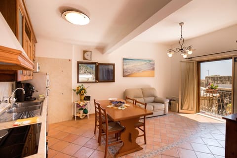 Photo of the whole room, Dining area