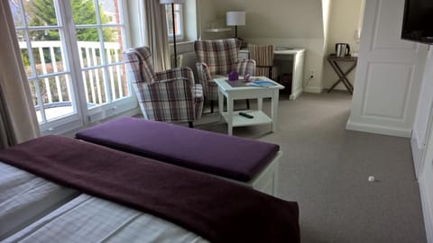 Photo of the whole room, Seating area, Bedroom