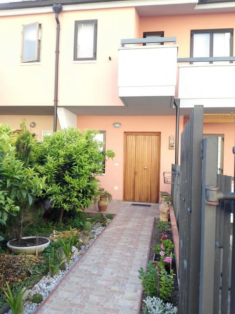 Property building, Facade/entrance, Garden