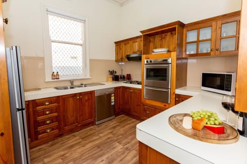 Best Central House - SLEEPS 12 !! Haus in North Wagga Wagga