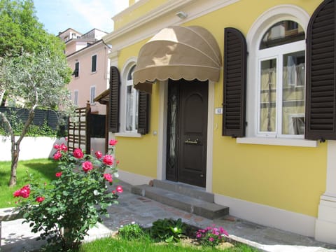 Facade/entrance, Garden view